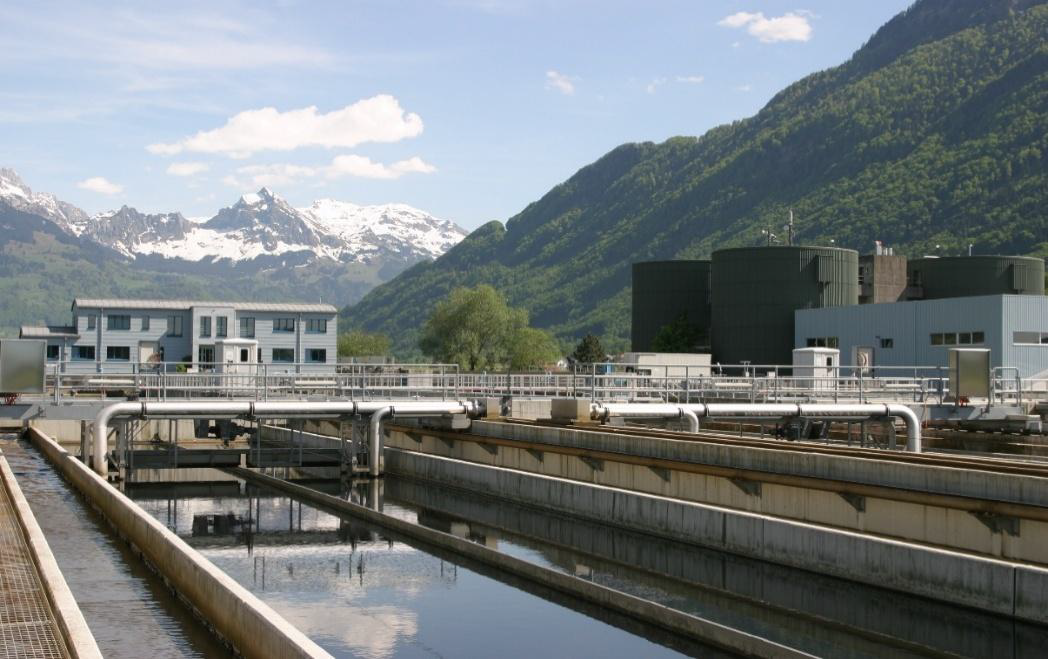 Industrial wastewater treatment plant with sedimentation channels
